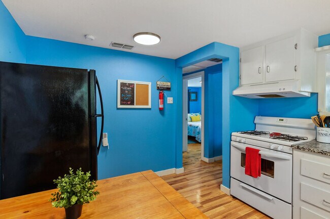 Building Photo - 822 N Ann St