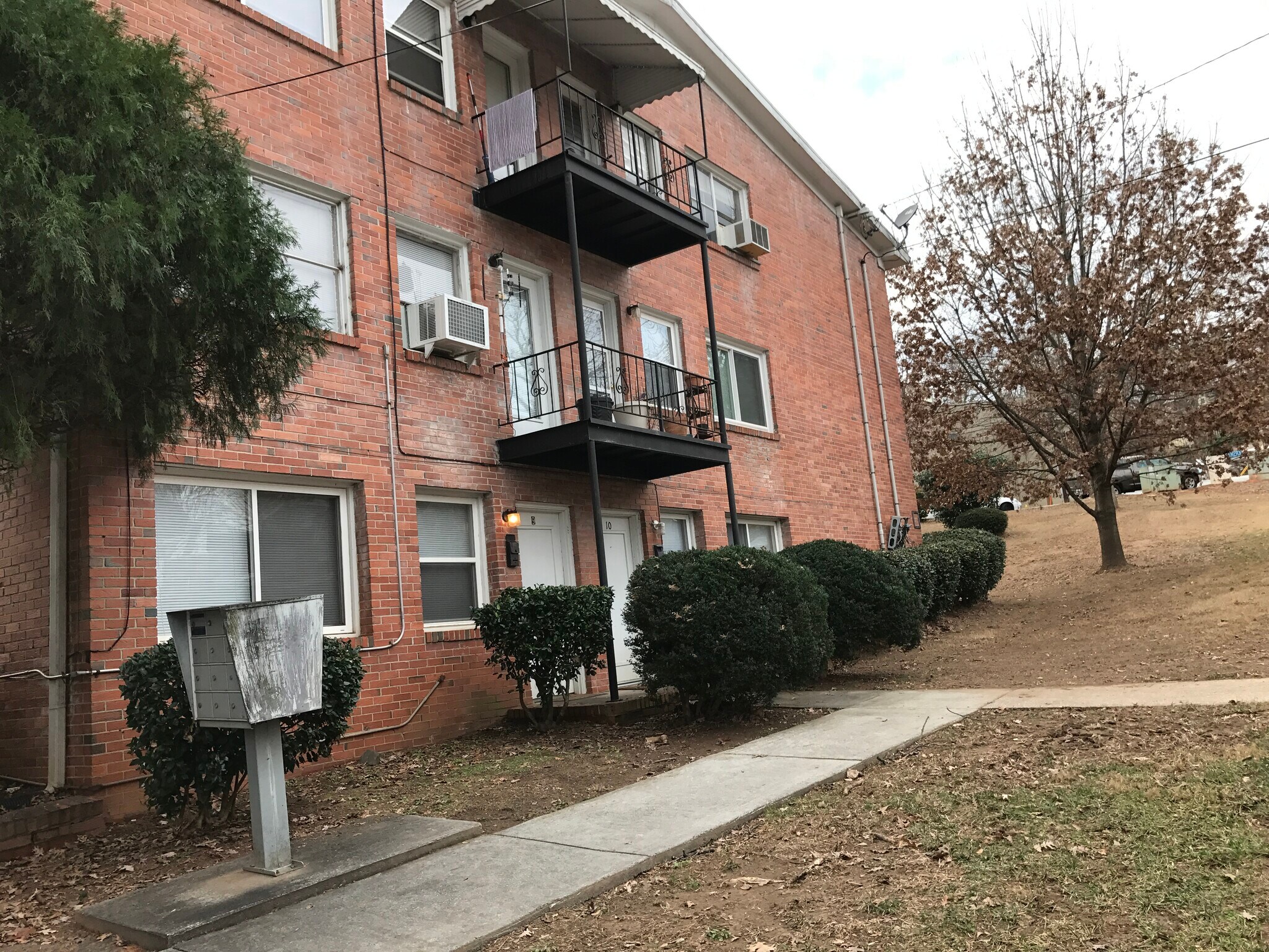 Building Photo - 1101 University Dr NE