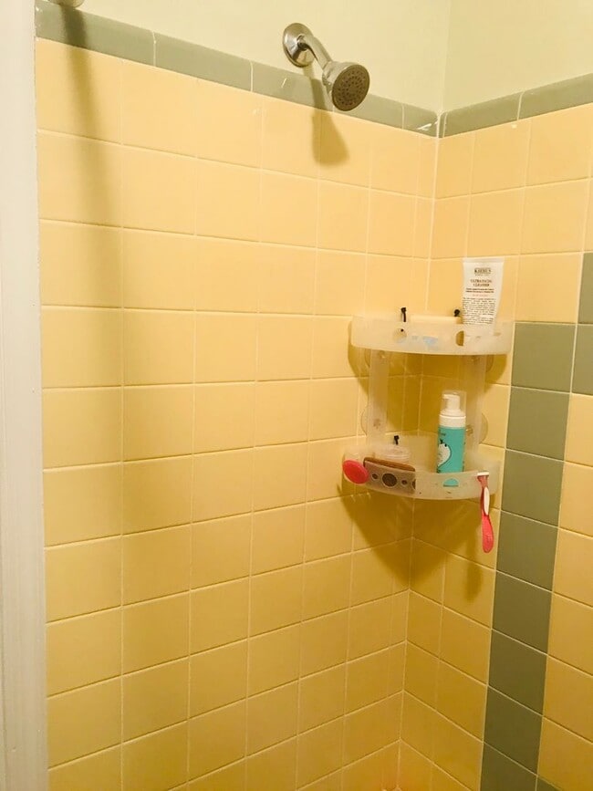 Building Photo - Gorgeous 3-Bed Townhome in Whitman! Available mid-July!