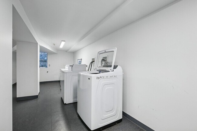 Building Photo - 76 Hutton St