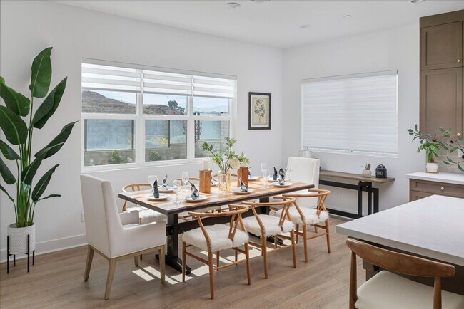 Building Photo - Model-Perfect 5 Bedroom Home in Valencia!