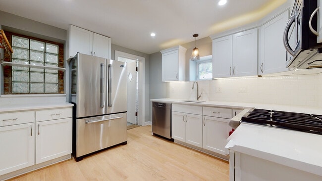 Building Photo - 1543 W George St