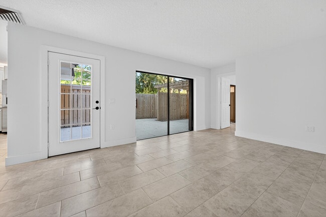 Building Photo - 1520 15th Ln