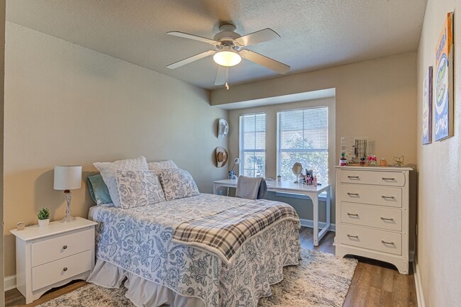 Building Photo - Oxford Terrace Phase I: 4/4 luxury apartment just 3 blocks from UF & 1 block from Sorority Row. L...