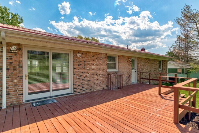 Building Photo - 690 North Dr