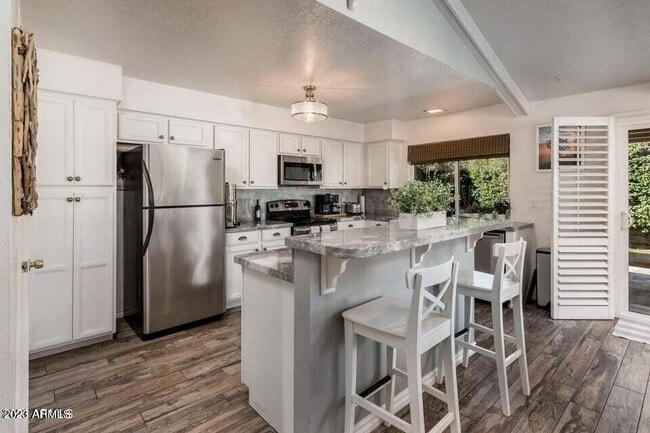 Building Photo - 7526 N Vía De La Campana