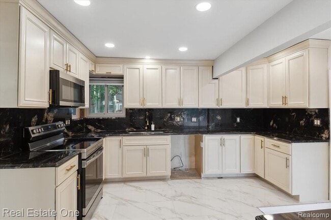 Building Photo - 23944 Fordson Dr