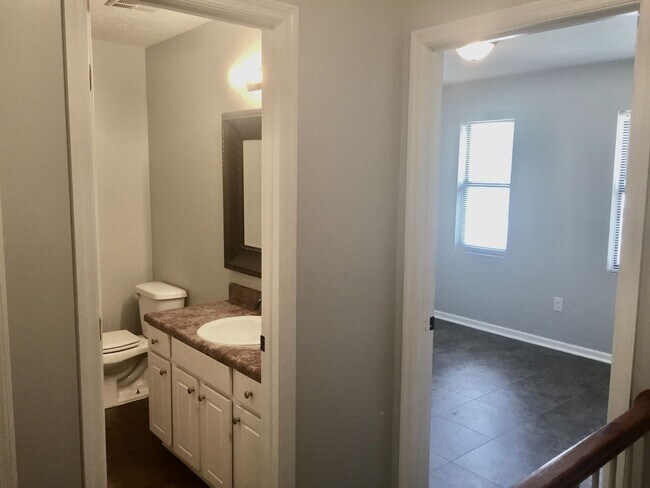 Building Photo - 2708 Blossom Dr
