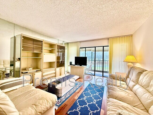 Building Photo - 2900 Cove Cay Dr