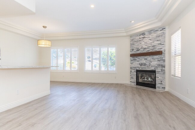 Building Photo - Modern Coastal 3 Bed/3 Bath Townhome w/ Rooftop Deck w/ Bay & Ocean Views in North Pacific Beach!