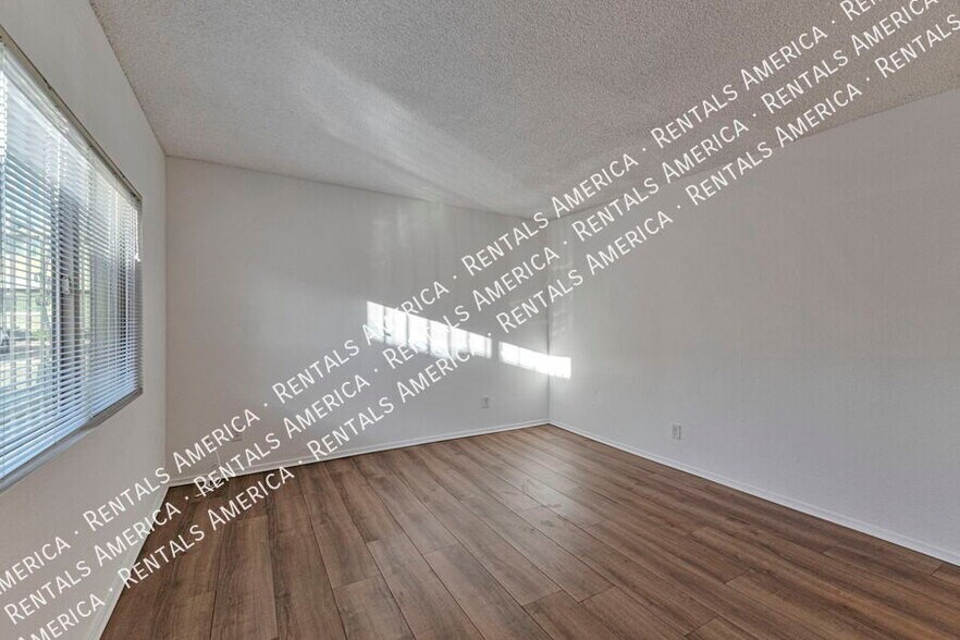 Building Photo - 749 E 6th St