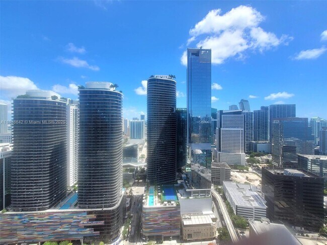 Building Photo - 1000 Brickell Plaza