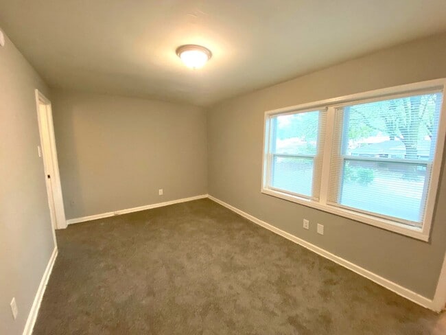 Building Photo - 1295 Foxcroft St