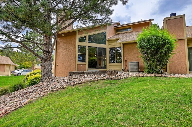 Building Photo - $1,850.00, 2 bed, 2 bath, located in Color...