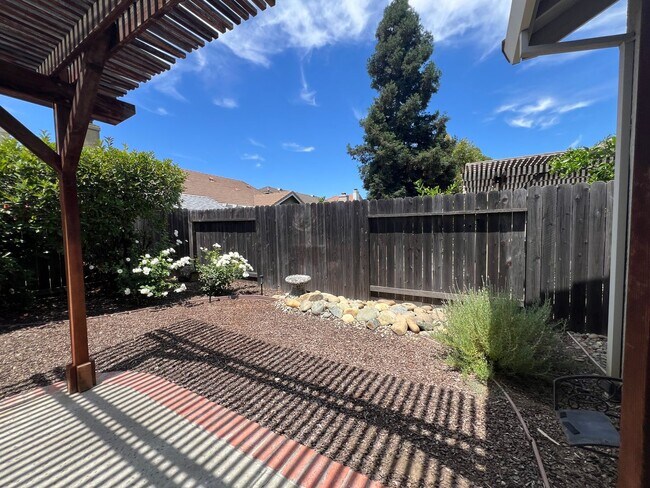 Building Photo - Spacious Single Story 3 Bd, 2 Ba Home in S...