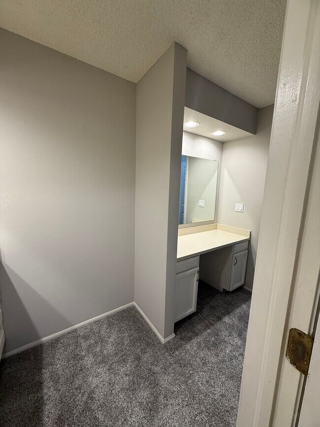 Building Photo - SPACIOUS 2-BEDROOM TOWNHOME WITH LOFT, GARAGE & PRIME LOCATION!