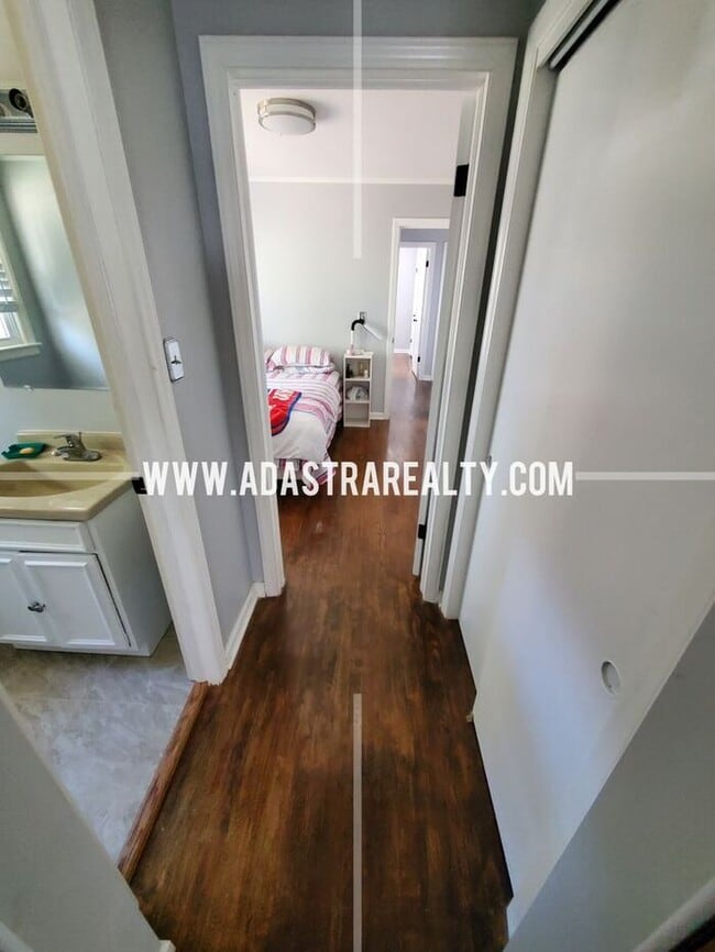 Building Photo - Spacious Overland Park Ranch Home w/Finish...