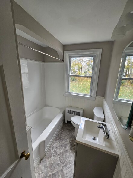 Building Photo - 1162 Main Ave