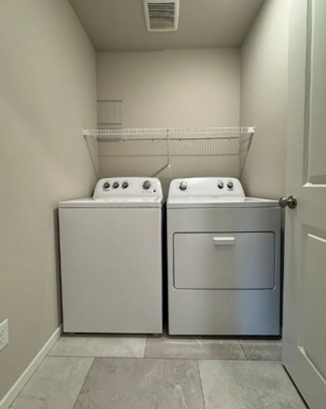 Building Photo - Stylish 4 bed/2.5 bath house