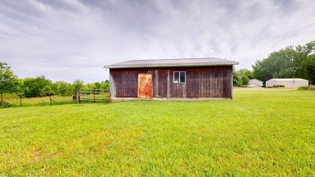 Building Photo - Crestview schools with land and barn!