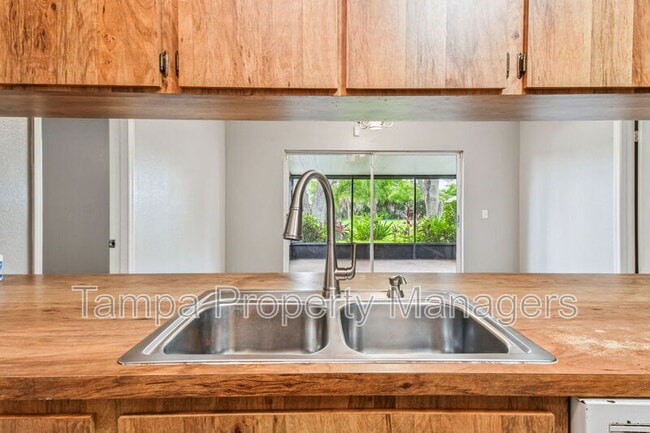 Building Photo - 16214 Pebblebrook Dr