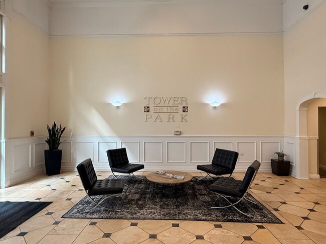 Building Photo - Elevated Urban Living & Comfort in the Heart of Denver