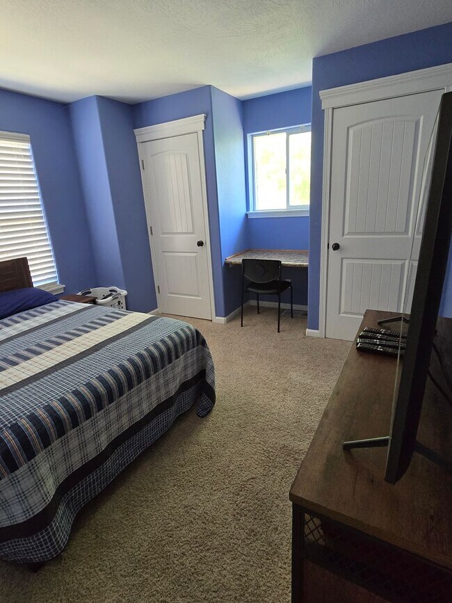 Building Photo - 3 bed 2.5 bath  Home for Rent in Grants Pass