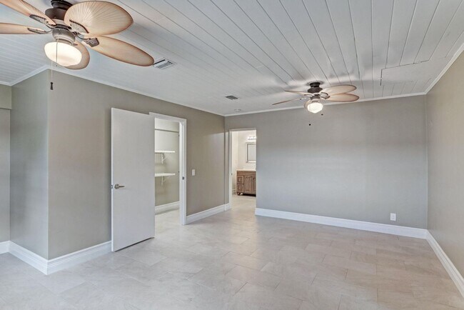 Building Photo - 2545 Venice Dr