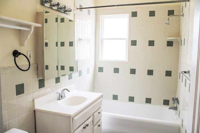 Building Photo - 2 BEDROOM - MONTE VISTA