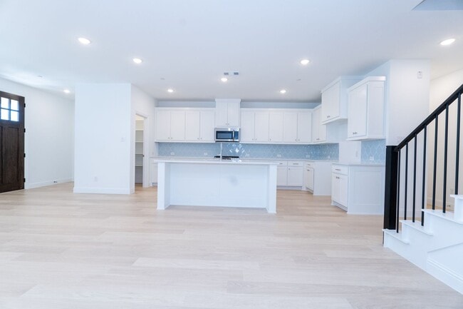 Building Photo - 9508 Espalier St