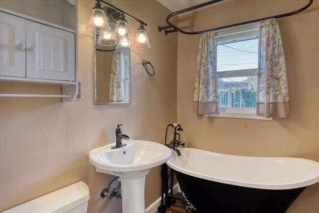 Building Photo - Beautiful 3bed/2 bath home in the heart of Shadle Park - coming soon