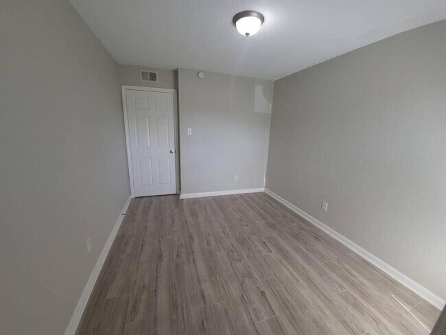 Building Photo - 8100 Creekbend Dr
