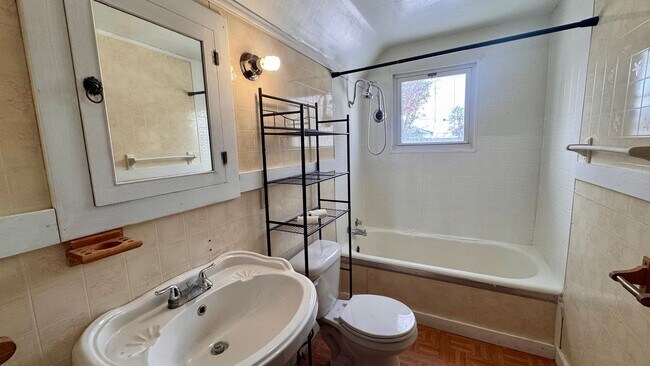 Building Photo - 633 Livingston Ave NE