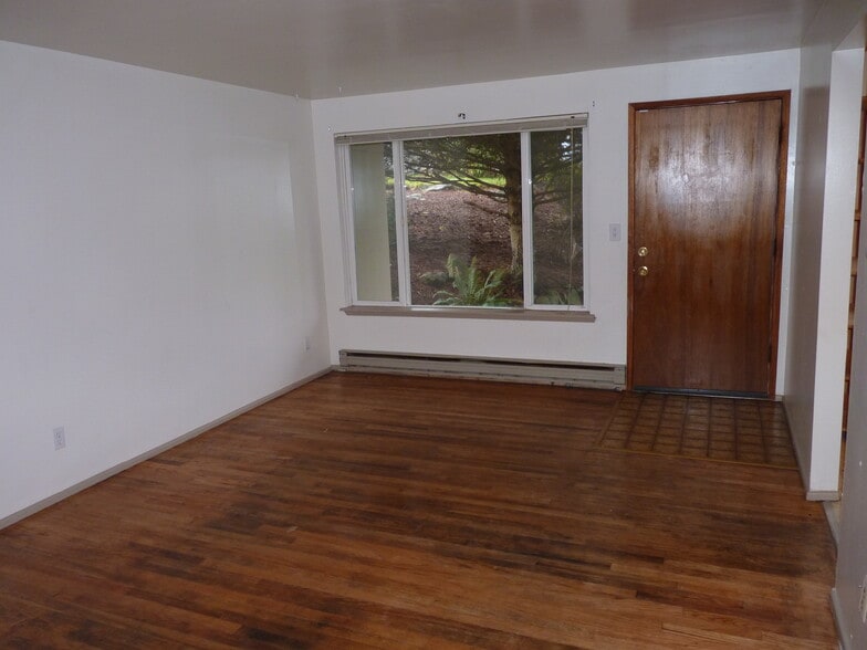 Building Photo - 521 Ave D