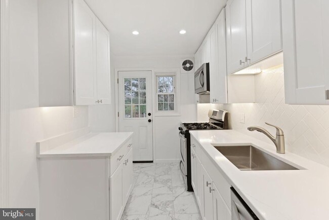 Building Photo - 1667 Hardwick Rd