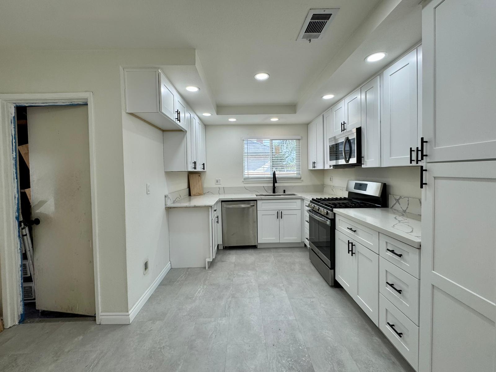 Building Photo - 251 E Heather St