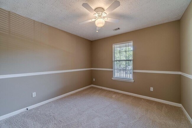 Building Photo - 701 Woodland Ridge Dr