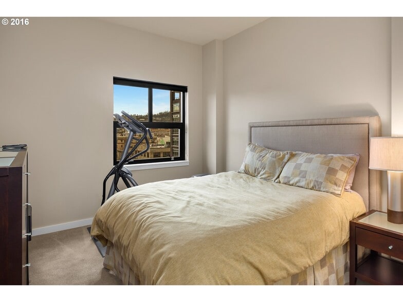 Building Photo - 1025 NW Couch St