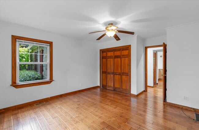 Building Photo - 190 E Rocks Rd