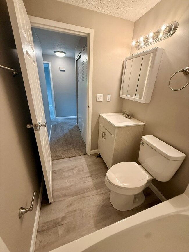 Building Photo - Move-In Ready 2BR in Kettering | Granite Counters + New Carpet