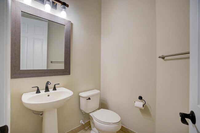 Building Photo - 5208 Cambridge Ct