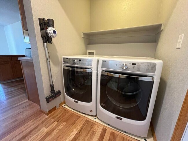 Building Photo - 1044 Winona Cir