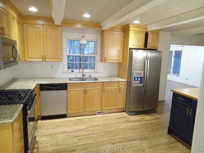Building Photo - Beautiful Ranch Home in South Park!