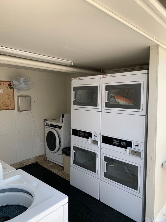 Building Photo - Fully Furnished. Updated. Waikiki (No parking)