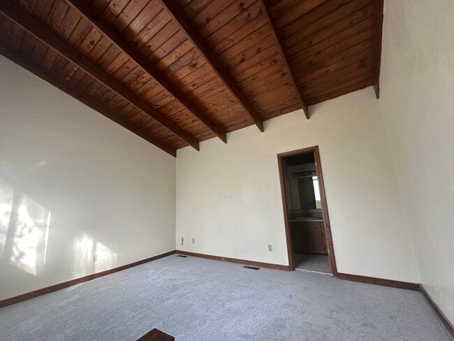 Building Photo - 2 story townhome off E Park!