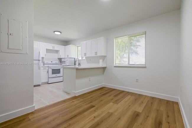 Building Photo - 990 NE 33rd Terrace