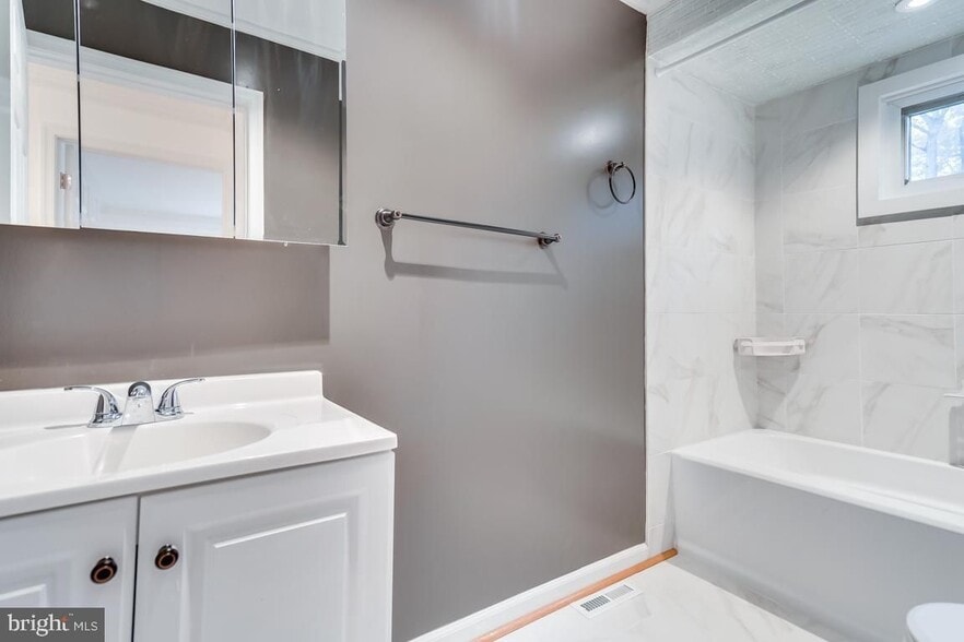 Building Photo - 822 Warburton Ln