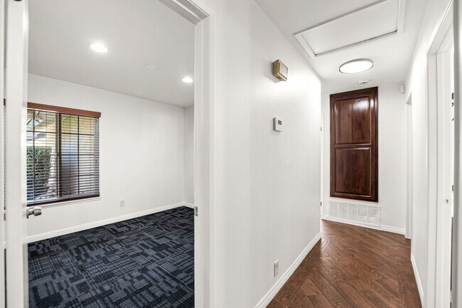 Building Photo - 1212 E Cottonwood St