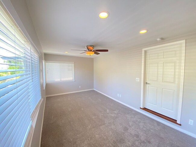 Building Photo - Unique 4 Bedroom 2 bath Guest Home in Ocea...