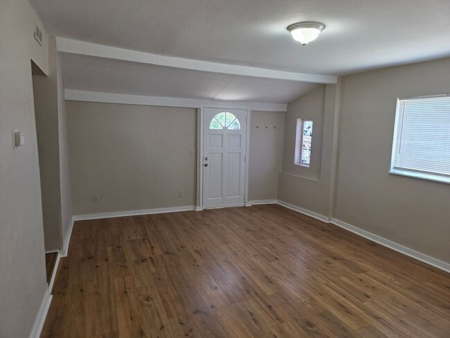 Building Photo - SPACIOUS, BRIGHT 2 BEDROOM - LARGE YARD